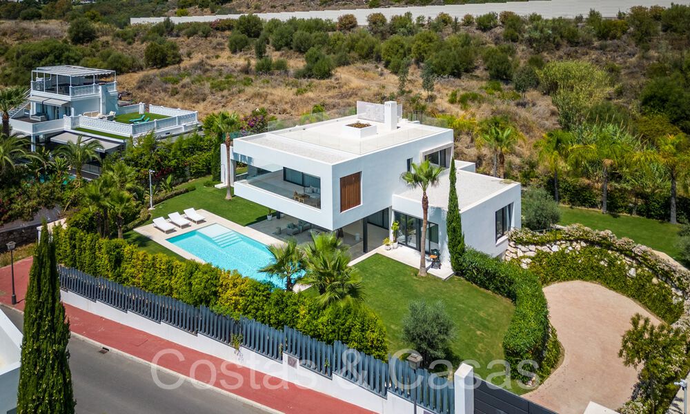 Villa de lujo superior con arquitectura moderna en venta a dos pasos de los campos de golf de Nueva Andalucia, Marbella 64178