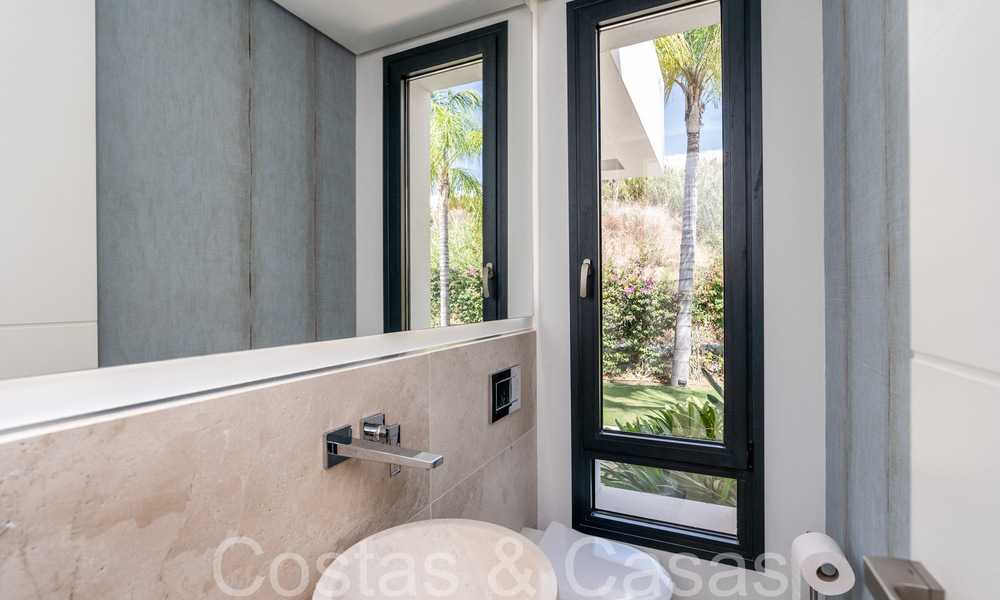Villa de lujo superior con arquitectura moderna en venta a dos pasos de los campos de golf de Nueva Andalucia, Marbella 64179