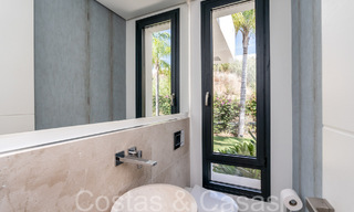 Villa de lujo superior con arquitectura moderna en venta a dos pasos de los campos de golf de Nueva Andalucia, Marbella 64179 