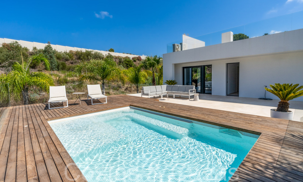 Villa de lujo superior con arquitectura moderna en venta a dos pasos de los campos de golf de Nueva Andalucia, Marbella 64181