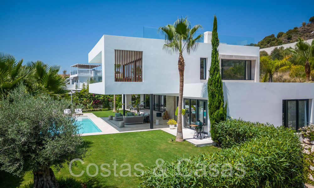 Villa de lujo superior con arquitectura moderna en venta a dos pasos de los campos de golf de Nueva Andalucia, Marbella 64182