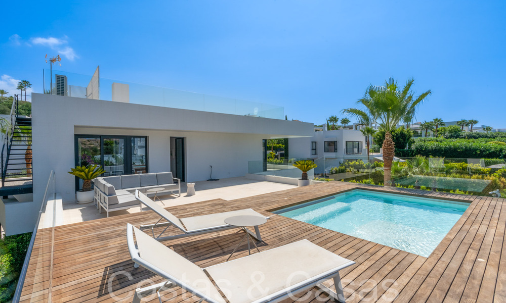 Villa de lujo superior con arquitectura moderna en venta a dos pasos de los campos de golf de Nueva Andalucia, Marbella 64185