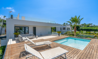 Villa de lujo superior con arquitectura moderna en venta a dos pasos de los campos de golf de Nueva Andalucia, Marbella 64185 