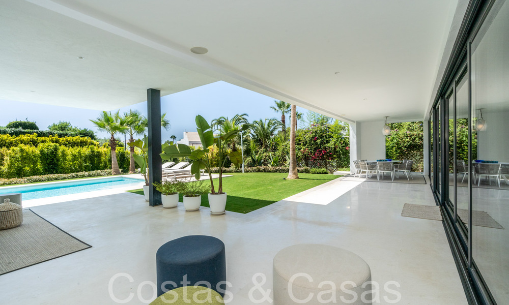 Villa de lujo superior con arquitectura moderna en venta a dos pasos de los campos de golf de Nueva Andalucia, Marbella 64186