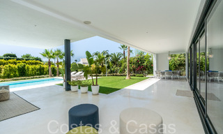 Villa de lujo superior con arquitectura moderna en venta a dos pasos de los campos de golf de Nueva Andalucia, Marbella 64186 