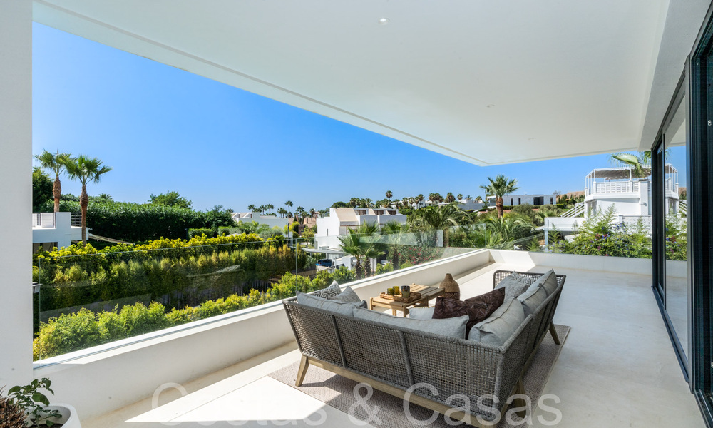 Villa de lujo superior con arquitectura moderna en venta a dos pasos de los campos de golf de Nueva Andalucia, Marbella 64192
