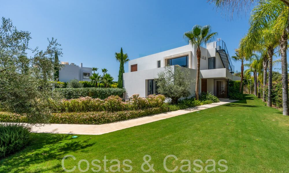 Villa de lujo superior con arquitectura moderna en venta a dos pasos de los campos de golf de Nueva Andalucia, Marbella 64193
