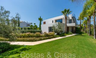 Villa de lujo superior con arquitectura moderna en venta a dos pasos de los campos de golf de Nueva Andalucia, Marbella 64193 