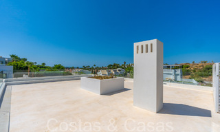 Villa de lujo superior con arquitectura moderna en venta a dos pasos de los campos de golf de Nueva Andalucia, Marbella 64194 