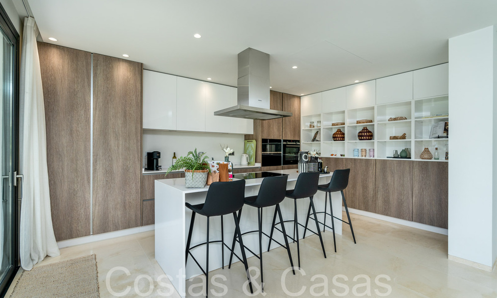Villa de lujo superior con arquitectura moderna en venta a dos pasos de los campos de golf de Nueva Andalucia, Marbella 64195