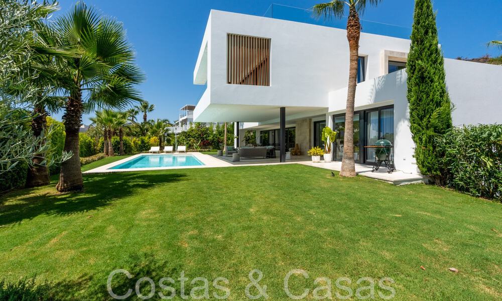 Villa de lujo superior con arquitectura moderna en venta a dos pasos de los campos de golf de Nueva Andalucia, Marbella 64199