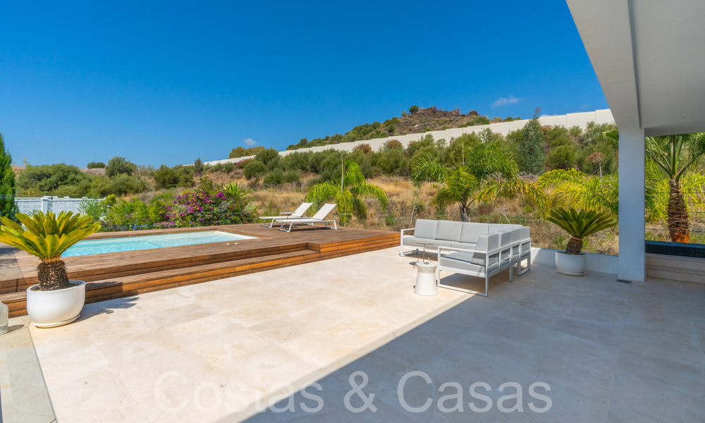 Villa de lujo superior con arquitectura moderna en venta a dos pasos de los campos de golf de Nueva Andalucia, Marbella 64200