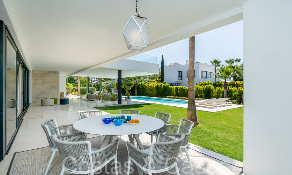 Villa de lujo superior con arquitectura moderna en venta a dos pasos de los campos de golf de Nueva Andalucia, Marbella 64202