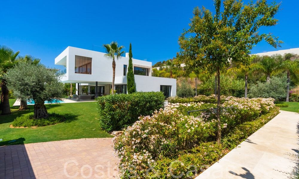 Villa de lujo superior con arquitectura moderna en venta a dos pasos de los campos de golf de Nueva Andalucia, Marbella 64203