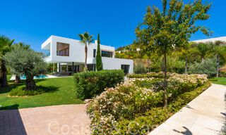 Villa de lujo superior con arquitectura moderna en venta a dos pasos de los campos de golf de Nueva Andalucia, Marbella 64203 