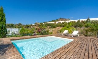 Villa de lujo superior con arquitectura moderna en venta a dos pasos de los campos de golf de Nueva Andalucia, Marbella 64206 