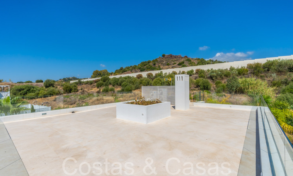 Villa de lujo superior con arquitectura moderna en venta a dos pasos de los campos de golf de Nueva Andalucia, Marbella 64207