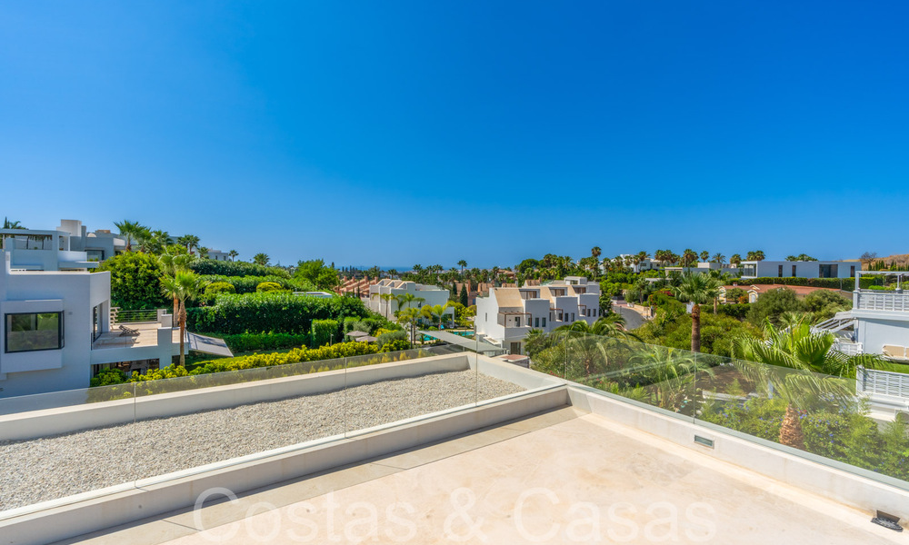 Villa de lujo superior con arquitectura moderna en venta a dos pasos de los campos de golf de Nueva Andalucia, Marbella 64208