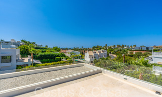Villa de lujo superior con arquitectura moderna en venta a dos pasos de los campos de golf de Nueva Andalucia, Marbella 64208 