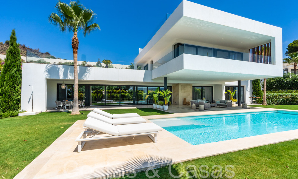 Villa de lujo superior con arquitectura moderna en venta a dos pasos de los campos de golf de Nueva Andalucia, Marbella 64209