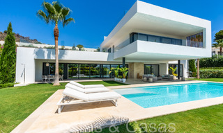 Villa de lujo superior con arquitectura moderna en venta a dos pasos de los campos de golf de Nueva Andalucia, Marbella 64209 