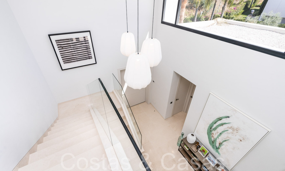 Villa de lujo superior con arquitectura moderna en venta a dos pasos de los campos de golf de Nueva Andalucia, Marbella 64213