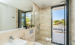 Villa de lujo superior con arquitectura moderna en venta a dos pasos de los campos de golf de Nueva Andalucia, Marbella 64215 