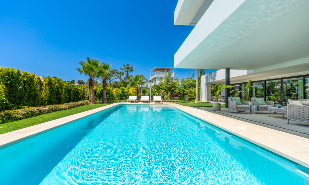 Villa de lujo superior con arquitectura moderna en venta a dos pasos de los campos de golf de Nueva Andalucia, Marbella 64217