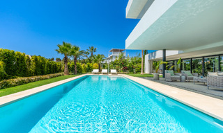 Villa de lujo superior con arquitectura moderna en venta a dos pasos de los campos de golf de Nueva Andalucia, Marbella 64217 