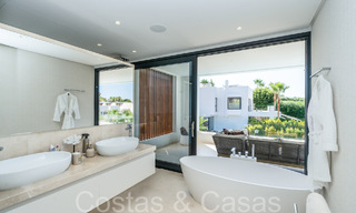 Villa de lujo superior con arquitectura moderna en venta a dos pasos de los campos de golf de Nueva Andalucia, Marbella 64222 