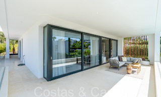 Villa de lujo superior con arquitectura moderna en venta a dos pasos de los campos de golf de Nueva Andalucia, Marbella 64223 