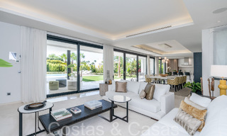 Villa de lujo superior con arquitectura moderna en venta a dos pasos de los campos de golf de Nueva Andalucia, Marbella 64224 