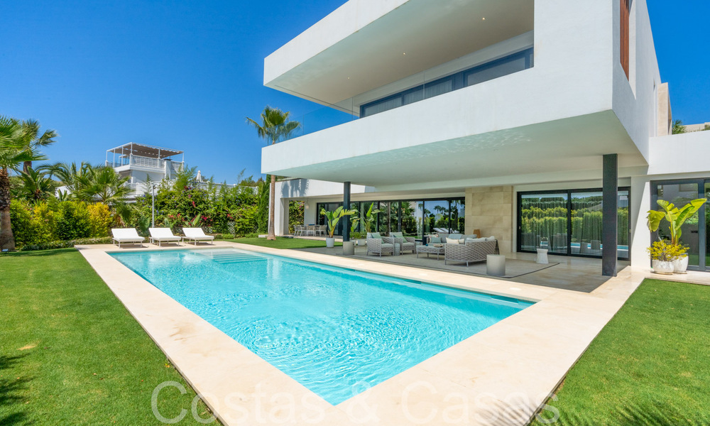 Villa de lujo superior con arquitectura moderna en venta a dos pasos de los campos de golf de Nueva Andalucia, Marbella 64229