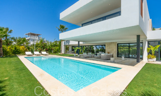 Villa de lujo superior con arquitectura moderna en venta a dos pasos de los campos de golf de Nueva Andalucia, Marbella 64229 
