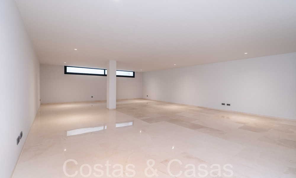 Villa de lujo superior con arquitectura moderna en venta a dos pasos de los campos de golf de Nueva Andalucia, Marbella 64231