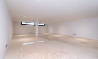 Villa de lujo superior con arquitectura moderna en venta a dos pasos de los campos de golf de Nueva Andalucia, Marbella 64231 