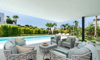 Villa de lujo superior con arquitectura moderna en venta a dos pasos de los campos de golf de Nueva Andalucia, Marbella 64233 
