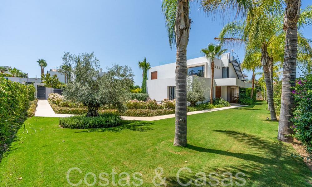 Villa de lujo superior con arquitectura moderna en venta a dos pasos de los campos de golf de Nueva Andalucia, Marbella 64234