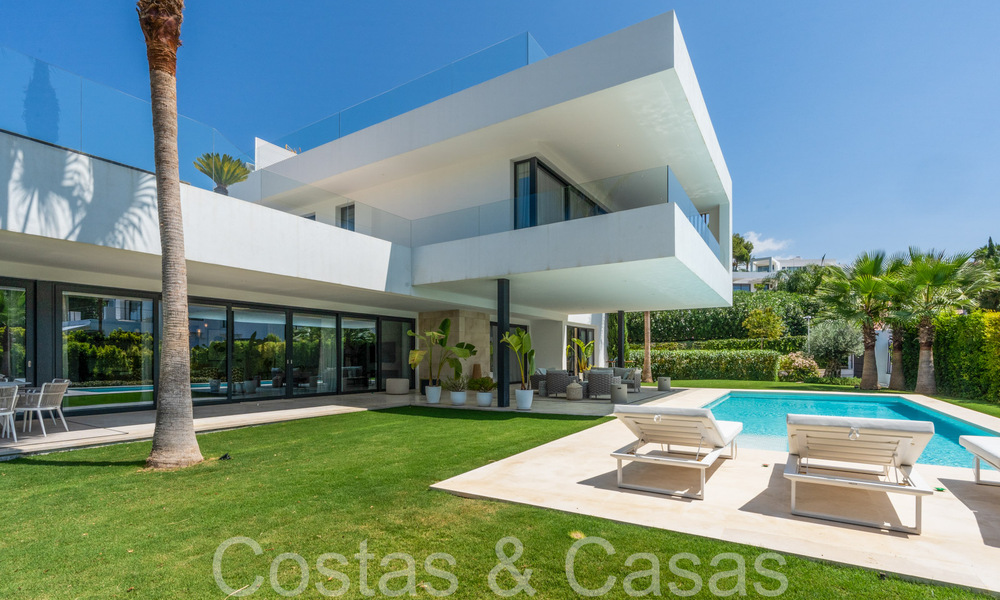 Villa de lujo superior con arquitectura moderna en venta a dos pasos de los campos de golf de Nueva Andalucia, Marbella 64235
