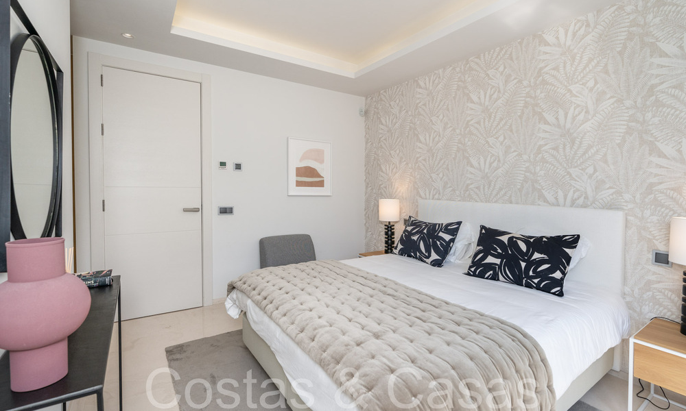 Villa de lujo superior con arquitectura moderna en venta a dos pasos de los campos de golf de Nueva Andalucia, Marbella 64237