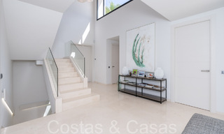 Villa de lujo superior con arquitectura moderna en venta a dos pasos de los campos de golf de Nueva Andalucia, Marbella 64239 