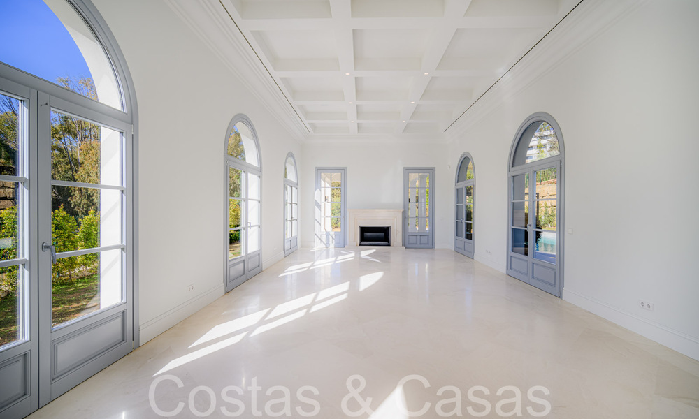 Villa de lujo con diseño moderno-mediterráneo, lista para entrar a vivir, en venta en una popular zona de golf en Nueva Andalucía, Marbella 64241