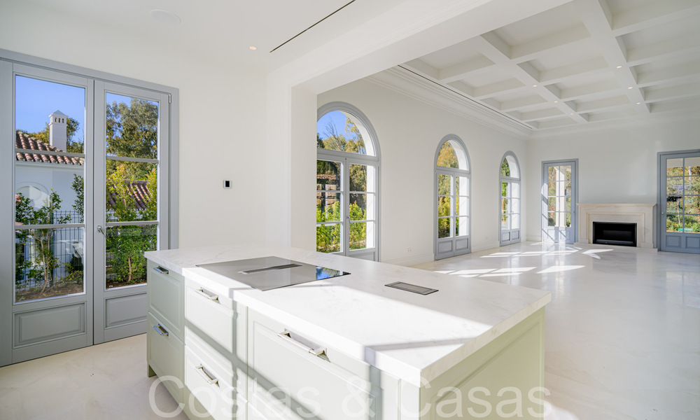 Villa de lujo con diseño moderno-mediterráneo, lista para entrar a vivir, en venta en una popular zona de golf en Nueva Andalucía, Marbella 64242