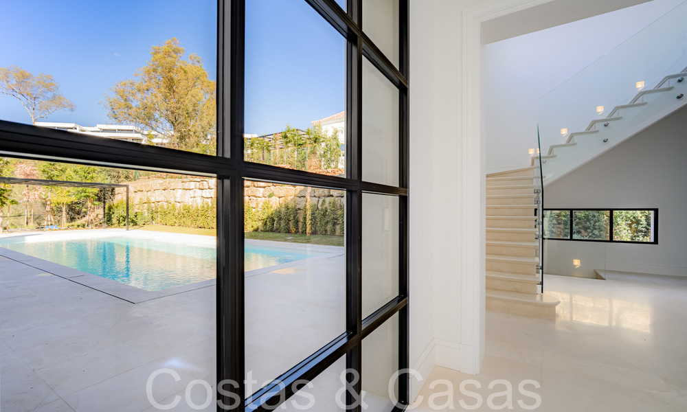 Villa de lujo con diseño moderno-mediterráneo, lista para entrar a vivir, en venta en una popular zona de golf en Nueva Andalucía, Marbella 64244