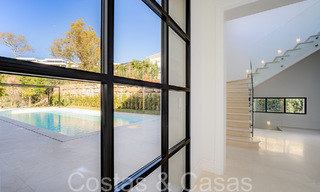 Villa de lujo con diseño moderno-mediterráneo, lista para entrar a vivir, en venta en una popular zona de golf en Nueva Andalucía, Marbella 64244 