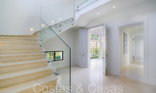 Villa de lujo con diseño moderno-mediterráneo, lista para entrar a vivir, en venta en una popular zona de golf en Nueva Andalucía, Marbella 64245 