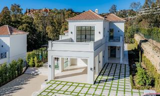 Villa de lujo con diseño moderno-mediterráneo, lista para entrar a vivir, en venta en una popular zona de golf en Nueva Andalucía, Marbella 64247 