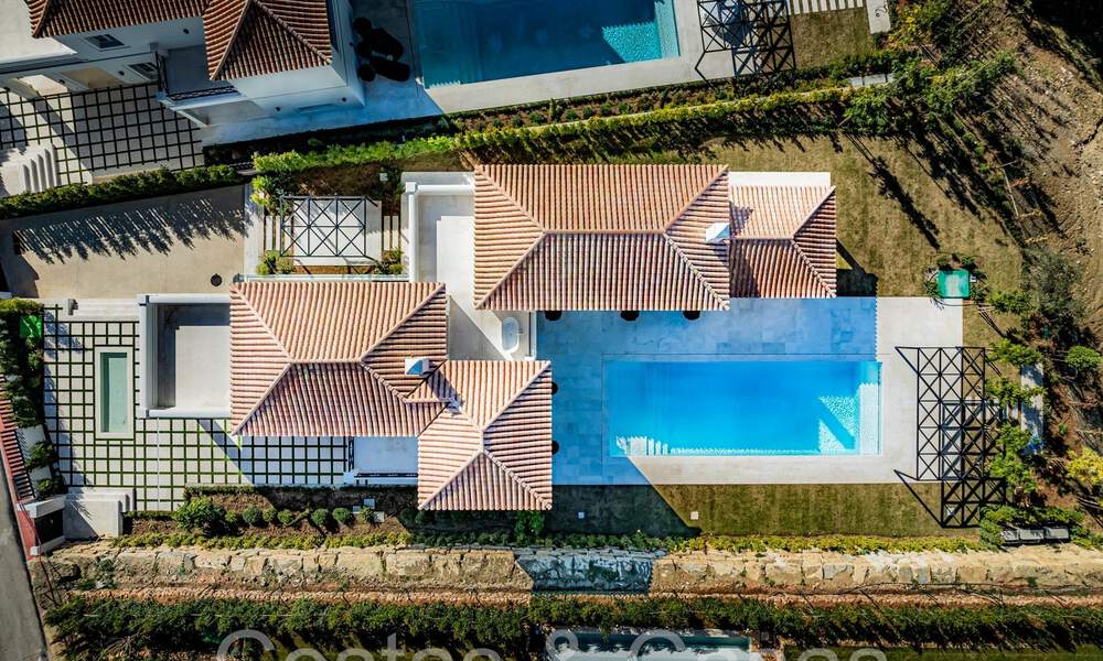 Villa de lujo con diseño moderno-mediterráneo, lista para entrar a vivir, en venta en una popular zona de golf en Nueva Andalucía, Marbella 64248