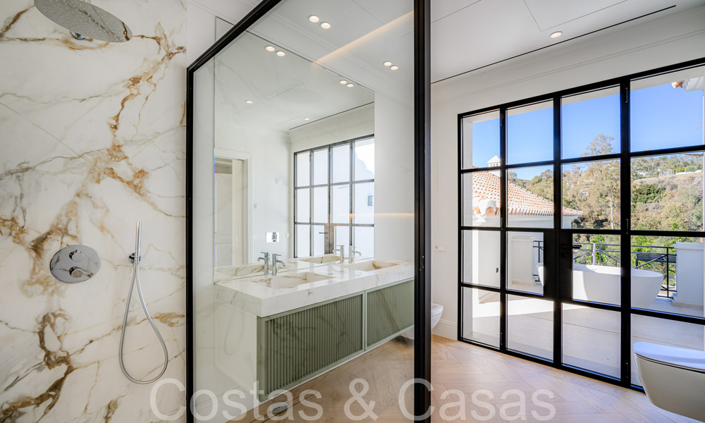 Villa de lujo con diseño moderno-mediterráneo, lista para entrar a vivir, en venta en una popular zona de golf en Nueva Andalucía, Marbella 64250