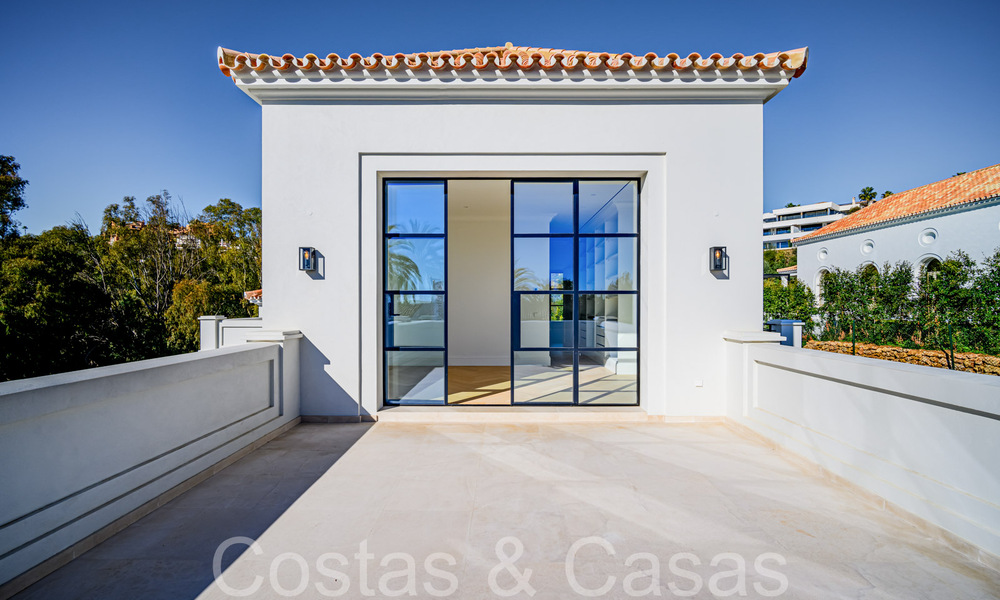 Villa de lujo con diseño moderno-mediterráneo, lista para entrar a vivir, en venta en una popular zona de golf en Nueva Andalucía, Marbella 64255